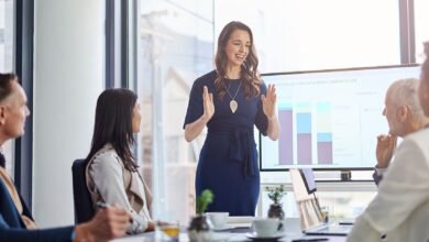 Professioneller Auftritt: So stärken Unternehmer ihre Marke Ein professioneller Auftritt ist heute weit mehr als nur ein schickes Logo oder eine moderne Website. Für Unternehmer bedeutet er Sichtbarkeit, Vertrauen und Wiedererkennung. Gerade in Zeiten, in denen Kunden online innerhalb von Sekunden entscheiden, ob sie bleiben oder weiterklicken, ist ein konsistentes Markenbild entscheidend. Studien zeigen, dass ein einheitliches Branding die Markenwiedererkennung um bis zu 80 % steigern kann – und genau hier liegt enormes Potenzial für kleine und mittelständische Unternehmen. Doch wie gelingt dieser professionelle Auftritt konkret? Neben Website, Social Media und Geschäftsausstattung spielen auch scheinbar einfache Marketingmaterialien eine große Rolle. Wer beispielsweise Events besucht, Vorträge hält oder im stationären Handel aktiv ist, kann mit gut gestalteten Werbemitteln punkten – etwa mit einer Poster Vorlage kostenlos, die individuell angepasst wird und das eigene Branding klar transportiert. Wichtig ist dabei: Alles muss zusammenpassen – Farben, Schriftarten, Tonalität und Botschaft. In diesem Artikel schauen wir uns an, wie Unternehmer ihre Marke gezielt stärken können – mit klaren Strategien, praktischen Tipps und konkreten Beispielen aus der Praxis. Warum ein professioneller Markenauftritt so wichtig ist Vertrauen ist die Währung moderner Märkte. Laut einer Umfrage von Edelman geben über 60 % der Konsumenten an, dass sie Marken bevorzugen, denen sie vertrauen. Ein professioneller Auftritt signalisiert Kompetenz, Zuverlässigkeit und Qualität. Gerade für Start-ups und wachsende Unternehmen ist das entscheidend. Wer neu am Markt ist, muss sich erst beweisen. Ein klarer, konsistenter Markenauftritt hilft dabei, schneller Glaubwürdigkeit aufzubauen und sich von Wettbewerbern abzuheben. Ein professioneller Eindruck wirkt sich zudem direkt auf: Kaufentscheidungen Preiswahrnehmung Kundenbindung Weiterempfehlungen Kurz gesagt: Deine Marke spricht, noch bevor du es tust. Die Basis: Klare Markenidentität definieren Bevor du an Website, Social Media oder Werbematerialien denkst, solltest du dir folgende Fragen stellen: Wofür steht meine Marke? Welche Werte vertrete ich? Wie möchte ich wahrgenommen werden? Wer ist meine Zielgruppe? Eine starke Markenidentität besteht aus Vision, Mission, Werten und einer klaren Positionierung. Wer hier unsicher ist, sendet nach außen widersprüchliche Signale – und das verwirrt potenzielle Kunden. Praxis-Tipp: Erstelle ein einfaches Marken-Board mit: Logo Farbpalette Schriften Bildstil Kernbotschaften Dieses Dokument dient dir als Leitfaden für alle zukünftigen Marketingmaßnahmen. Konsistenz: Der Schlüssel zur Wiedererkennung Viele Unternehmer machen den Fehler, ständig ihr Design zu ändern – neue Farben, andere Schriften, wechselnde Tonalität. Das wirkt unruhig und unprofessionell. Erfolgreiche Marken hingegen setzen auf Wiederholung. Denk an große Unternehmen: Du erkennst sie sofort – selbst ohne Logo. Genau dieses Prinzip kannst du auch im kleinen Rahmen nutzen. Achte darauf, dass: Website und Social Media visuell zusammenpassen Offline-Materialien das gleiche Design verwenden Deine Kommunikation einen einheitlichen Stil hat Konsistenz schafft Vertrauen. Und Vertrauen schafft Umsatz. Online-Präsenz: Deine digitale Visitenkarte In den meisten Branchen beginnt die Kundenreise online. Deshalb sollte deine Website: Schnell laden Mobil optimiert sein Klar strukturiert sein Deine Markenwerte transportieren Ein professionelles Design muss nicht teuer sein, aber es sollte durchdacht wirken. Vermeide überladene Seiten und konzentriere dich auf klare Botschaften. Auch Social Media ist Teil deines Markenauftritts. Einheitliche Profilbilder, wiederkehrende Design-Elemente und eine klare Content-Strategie sorgen für Wiedererkennung. Offline wirkt stärker als du denkst Trotz Digitalisierung haben physische Materialien eine enorme Wirkung. Flyer, Visitenkarten, Verpackungen oder Poster hinterlassen einen bleibenden Eindruck – besonders bei Events, Messen oder im stationären Handel. Ein gut gestaltetes Poster kann: Aufmerksamkeit erzeugen Emotionen wecken Professionalität vermitteln Deine Marke visuell verankern Wichtig ist, dass solche Materialien nicht improvisiert wirken. Selbst kleine Details – etwa eine unscharfe Grafik oder uneinheitliche Farben – können den professionellen Eindruck schwächen. Storytelling: Menschen kaufen Emotionen Marken, die Geschichten erzählen, bleiben im Kopf. Menschen verbinden sich mit Werten, Visionen und Persönlichkeiten – nicht mit Produkten allein. Überlege dir: Warum hast du dein Unternehmen gegründet? Welches Problem löst du? Welche Veränderung willst du bewirken? Teile diese Geschichte auf deiner Website, in Social Media oder in Präsentationen. Authentizität ist dabei wichtiger als Perfektion. Qualität vor Quantität Viele Unternehmer glauben, sie müssten überall präsent sein. Doch ein halbherziger Auftritt auf fünf Plattformen bringt weniger als ein starker Auftritt auf zwei. Konzentriere dich auf: Die Kanäle, auf denen deine Zielgruppe aktiv ist Hochwertige Inhalte Regelmäßige Kommunikation Professionell wirkt nicht, wer laut ist – sondern wer klar und verlässlich kommuniziert. Kontinuierliche Optimierung Ein professioneller Markenauftritt ist kein einmaliges Projekt. Märkte verändern sich, Trends entwickeln sich weiter und auch dein Unternehmen wächst. Plane deshalb regelmäßige Checks ein: Ist mein Design noch zeitgemäß? Spreche ich meine Zielgruppe noch richtig an? Wirkt meine Marke klar positioniert? Feedback von Kunden oder Partnern kann hier sehr wertvoll sein. Fazit: Marke ist mehr als Design Ein professioneller Auftritt entsteht durch das Zusammenspiel vieler Faktoren: klare Positionierung, konsistentes Design, starke Online-Präsenz, hochwertige Materialien und authentisches Storytelling. Für Unternehmer bedeutet das: Markenarbeit ist kein Luxus, sondern eine Investition in langfristigen Erfolg. Wer seine Marke bewusst gestaltet, schafft Vertrauen, hebt sich vom Wettbewerb ab und bleibt im Gedächtnis. Am Ende geht es nicht nur darum, gut auszusehen – sondern darum, glaubwürdig, verlässlich und wiedererkennbar zu sein. Und genau das macht den Unterschied zwischen einem beliebigen Anbieter und einer starken Marke aus.