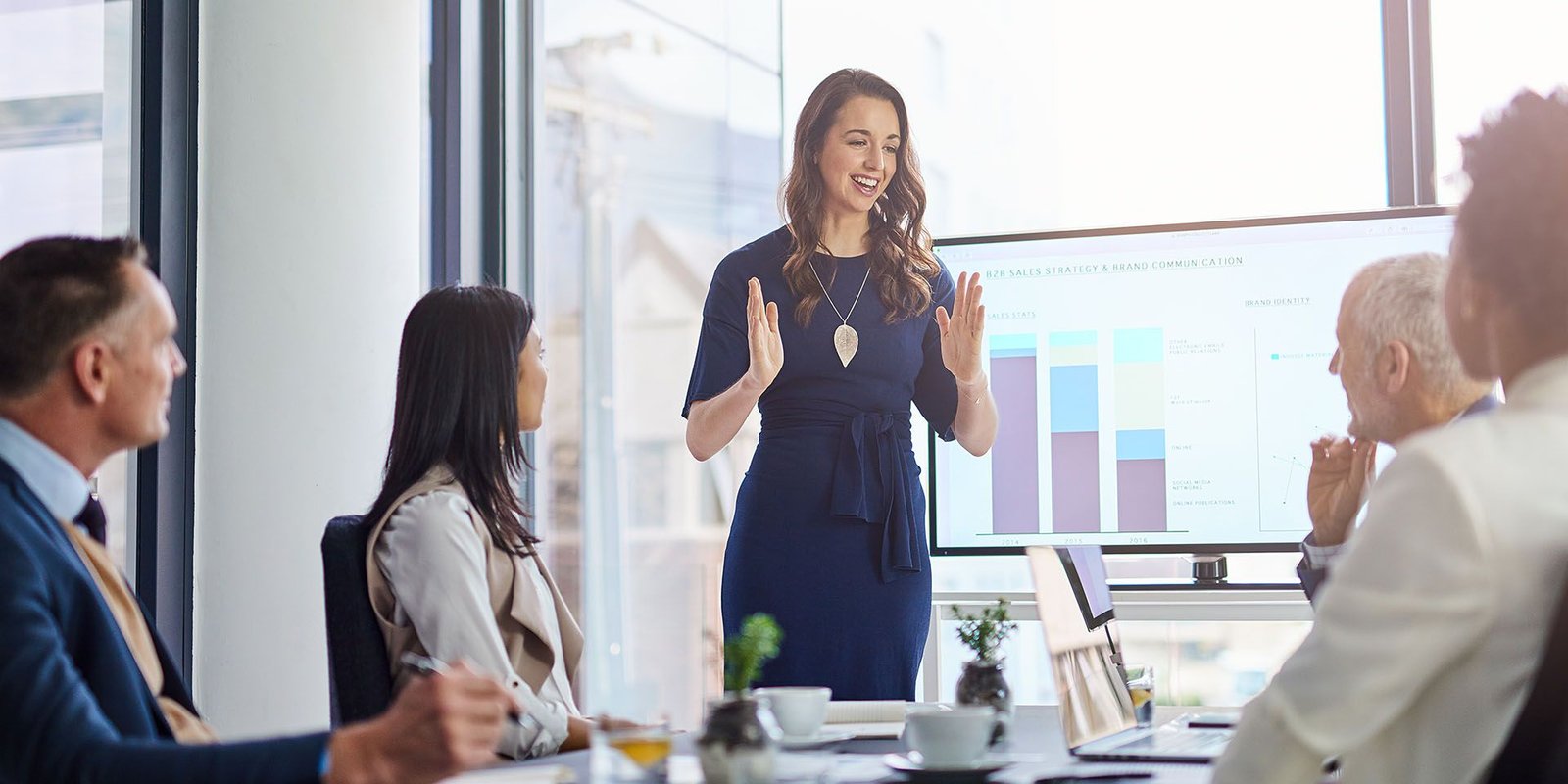 Professioneller Auftritt: So stärken Unternehmer ihre Marke Ein professioneller Auftritt ist heute weit mehr als nur ein schickes Logo oder eine moderne Website. Für Unternehmer bedeutet er Sichtbarkeit, Vertrauen und Wiedererkennung. Gerade in Zeiten, in denen Kunden online innerhalb von Sekunden entscheiden, ob sie bleiben oder weiterklicken, ist ein konsistentes Markenbild entscheidend. Studien zeigen, dass ein einheitliches Branding die Markenwiedererkennung um bis zu 80 % steigern kann – und genau hier liegt enormes Potenzial für kleine und mittelständische Unternehmen. Doch wie gelingt dieser professionelle Auftritt konkret? Neben Website, Social Media und Geschäftsausstattung spielen auch scheinbar einfache Marketingmaterialien eine große Rolle. Wer beispielsweise Events besucht, Vorträge hält oder im stationären Handel aktiv ist, kann mit gut gestalteten Werbemitteln punkten – etwa mit einer Poster Vorlage kostenlos, die individuell angepasst wird und das eigene Branding klar transportiert. Wichtig ist dabei: Alles muss zusammenpassen – Farben, Schriftarten, Tonalität und Botschaft. In diesem Artikel schauen wir uns an, wie Unternehmer ihre Marke gezielt stärken können – mit klaren Strategien, praktischen Tipps und konkreten Beispielen aus der Praxis. Warum ein professioneller Markenauftritt so wichtig ist Vertrauen ist die Währung moderner Märkte. Laut einer Umfrage von Edelman geben über 60 % der Konsumenten an, dass sie Marken bevorzugen, denen sie vertrauen. Ein professioneller Auftritt signalisiert Kompetenz, Zuverlässigkeit und Qualität. Gerade für Start-ups und wachsende Unternehmen ist das entscheidend. Wer neu am Markt ist, muss sich erst beweisen. Ein klarer, konsistenter Markenauftritt hilft dabei, schneller Glaubwürdigkeit aufzubauen und sich von Wettbewerbern abzuheben. Ein professioneller Eindruck wirkt sich zudem direkt auf: Kaufentscheidungen Preiswahrnehmung Kundenbindung Weiterempfehlungen Kurz gesagt: Deine Marke spricht, noch bevor du es tust. Die Basis: Klare Markenidentität definieren Bevor du an Website, Social Media oder Werbematerialien denkst, solltest du dir folgende Fragen stellen: Wofür steht meine Marke? Welche Werte vertrete ich? Wie möchte ich wahrgenommen werden? Wer ist meine Zielgruppe? Eine starke Markenidentität besteht aus Vision, Mission, Werten und einer klaren Positionierung. Wer hier unsicher ist, sendet nach außen widersprüchliche Signale – und das verwirrt potenzielle Kunden. Praxis-Tipp: Erstelle ein einfaches Marken-Board mit: Logo Farbpalette Schriften Bildstil Kernbotschaften Dieses Dokument dient dir als Leitfaden für alle zukünftigen Marketingmaßnahmen. Konsistenz: Der Schlüssel zur Wiedererkennung Viele Unternehmer machen den Fehler, ständig ihr Design zu ändern – neue Farben, andere Schriften, wechselnde Tonalität. Das wirkt unruhig und unprofessionell. Erfolgreiche Marken hingegen setzen auf Wiederholung. Denk an große Unternehmen: Du erkennst sie sofort – selbst ohne Logo. Genau dieses Prinzip kannst du auch im kleinen Rahmen nutzen. Achte darauf, dass: Website und Social Media visuell zusammenpassen Offline-Materialien das gleiche Design verwenden Deine Kommunikation einen einheitlichen Stil hat Konsistenz schafft Vertrauen. Und Vertrauen schafft Umsatz. Online-Präsenz: Deine digitale Visitenkarte In den meisten Branchen beginnt die Kundenreise online. Deshalb sollte deine Website: Schnell laden Mobil optimiert sein Klar strukturiert sein Deine Markenwerte transportieren Ein professionelles Design muss nicht teuer sein, aber es sollte durchdacht wirken. Vermeide überladene Seiten und konzentriere dich auf klare Botschaften. Auch Social Media ist Teil deines Markenauftritts. Einheitliche Profilbilder, wiederkehrende Design-Elemente und eine klare Content-Strategie sorgen für Wiedererkennung. Offline wirkt stärker als du denkst Trotz Digitalisierung haben physische Materialien eine enorme Wirkung. Flyer, Visitenkarten, Verpackungen oder Poster hinterlassen einen bleibenden Eindruck – besonders bei Events, Messen oder im stationären Handel. Ein gut gestaltetes Poster kann: Aufmerksamkeit erzeugen Emotionen wecken Professionalität vermitteln Deine Marke visuell verankern Wichtig ist, dass solche Materialien nicht improvisiert wirken. Selbst kleine Details – etwa eine unscharfe Grafik oder uneinheitliche Farben – können den professionellen Eindruck schwächen. Storytelling: Menschen kaufen Emotionen Marken, die Geschichten erzählen, bleiben im Kopf. Menschen verbinden sich mit Werten, Visionen und Persönlichkeiten – nicht mit Produkten allein. Überlege dir: Warum hast du dein Unternehmen gegründet? Welches Problem löst du? Welche Veränderung willst du bewirken? Teile diese Geschichte auf deiner Website, in Social Media oder in Präsentationen. Authentizität ist dabei wichtiger als Perfektion. Qualität vor Quantität Viele Unternehmer glauben, sie müssten überall präsent sein. Doch ein halbherziger Auftritt auf fünf Plattformen bringt weniger als ein starker Auftritt auf zwei. Konzentriere dich auf: Die Kanäle, auf denen deine Zielgruppe aktiv ist Hochwertige Inhalte Regelmäßige Kommunikation Professionell wirkt nicht, wer laut ist – sondern wer klar und verlässlich kommuniziert. Kontinuierliche Optimierung Ein professioneller Markenauftritt ist kein einmaliges Projekt. Märkte verändern sich, Trends entwickeln sich weiter und auch dein Unternehmen wächst. Plane deshalb regelmäßige Checks ein: Ist mein Design noch zeitgemäß? Spreche ich meine Zielgruppe noch richtig an? Wirkt meine Marke klar positioniert? Feedback von Kunden oder Partnern kann hier sehr wertvoll sein. Fazit: Marke ist mehr als Design Ein professioneller Auftritt entsteht durch das Zusammenspiel vieler Faktoren: klare Positionierung, konsistentes Design, starke Online-Präsenz, hochwertige Materialien und authentisches Storytelling. Für Unternehmer bedeutet das: Markenarbeit ist kein Luxus, sondern eine Investition in langfristigen Erfolg. Wer seine Marke bewusst gestaltet, schafft Vertrauen, hebt sich vom Wettbewerb ab und bleibt im Gedächtnis. Am Ende geht es nicht nur darum, gut auszusehen – sondern darum, glaubwürdig, verlässlich und wiedererkennbar zu sein. Und genau das macht den Unterschied zwischen einem beliebigen Anbieter und einer starken Marke aus.